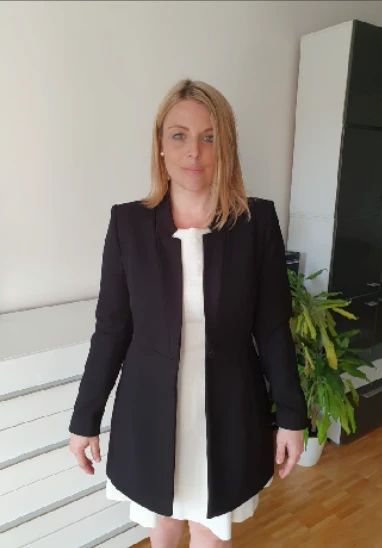 Vorher: dieselbe Kundin im Alltags-Blazer im Büro Vorher: dieselbe Kundin im Alltags-Blazer im Büro