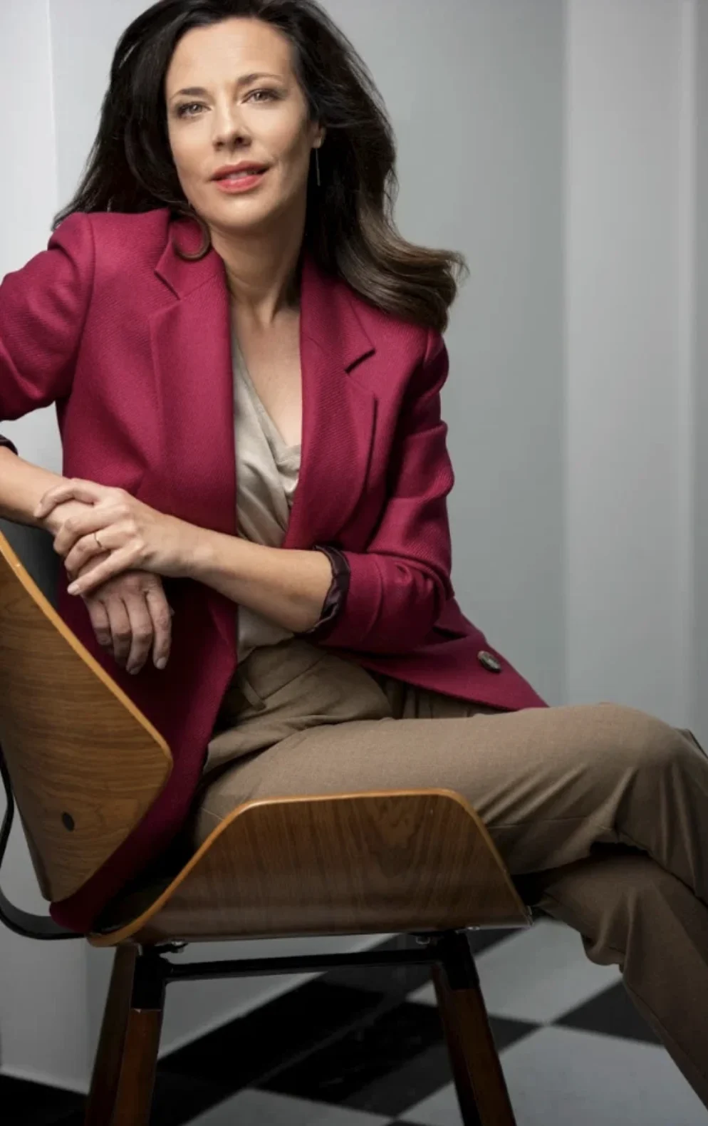 Business-Porträt einer Managerin aus der Automobilindustrie im bordeauxroten Blazer Business-Porträt einer Managerin aus der Automobilindustrie im bordeauxroten Blazer – Image-Beratung und Business-Fotografie Cristina Galler, München