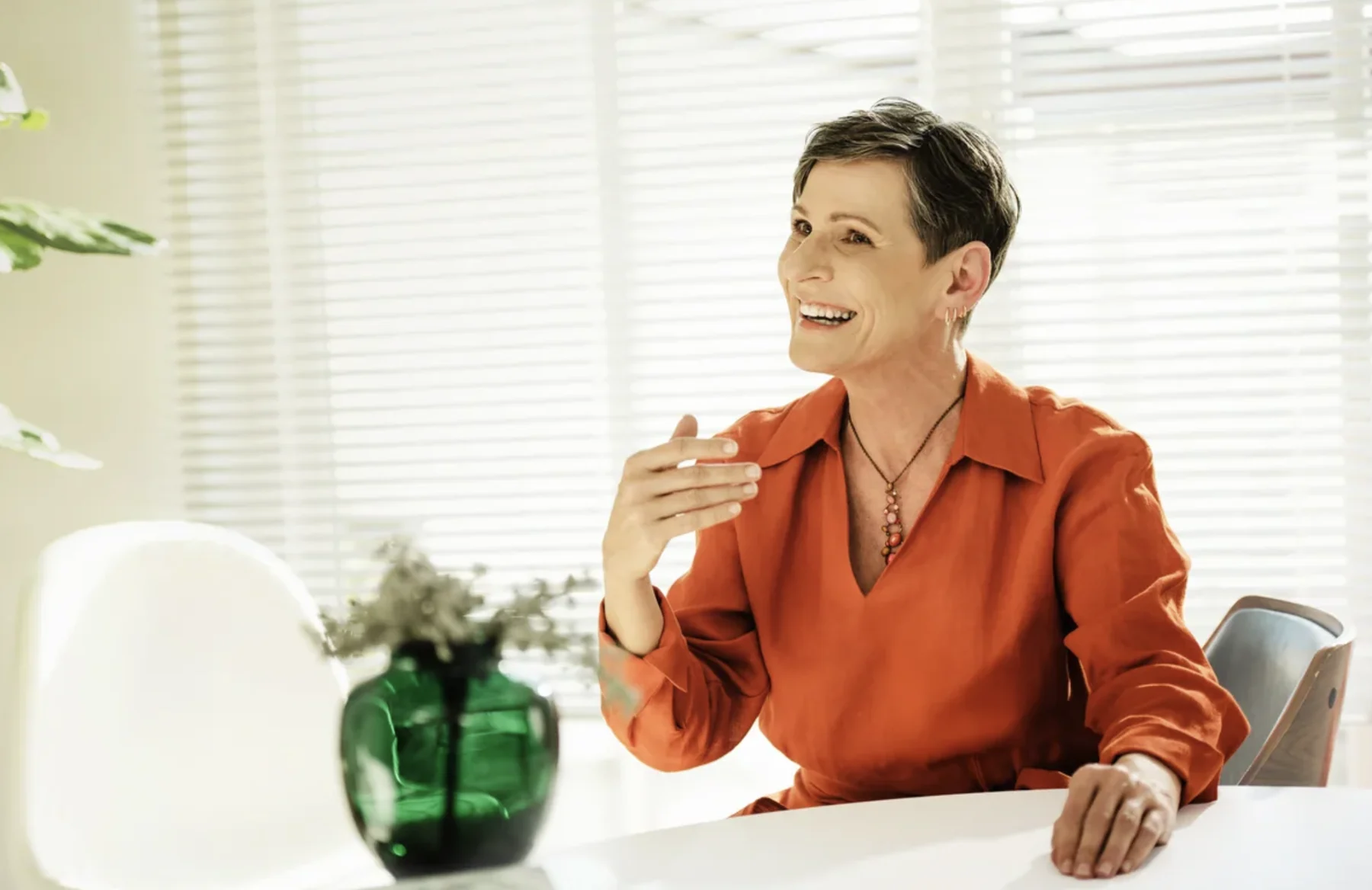 Personal-Branding-Porträt einer Persönlichkeitscoachin in orangefarbener Bluse im Gespräch Personal-Branding-Porträt einer Persönlichkeitscoachin in orangefarbener Bluse im Gespräch – Image-Beratung und Business-Fotografie Cristina Galler, München