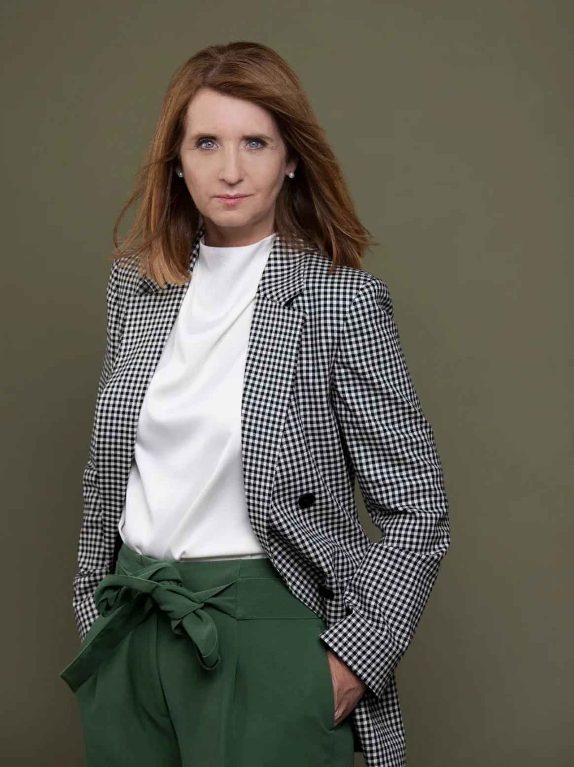 Business-Porträt einer Persönlichkeitscoachin im Vichy-Blazer vor Olivgrün Business-Porträt einer Persönlichkeitscoachin im Vichy-Blazer vor Olivgrün – Image-Beratung und Business-Fotografie Cristina Galler, München