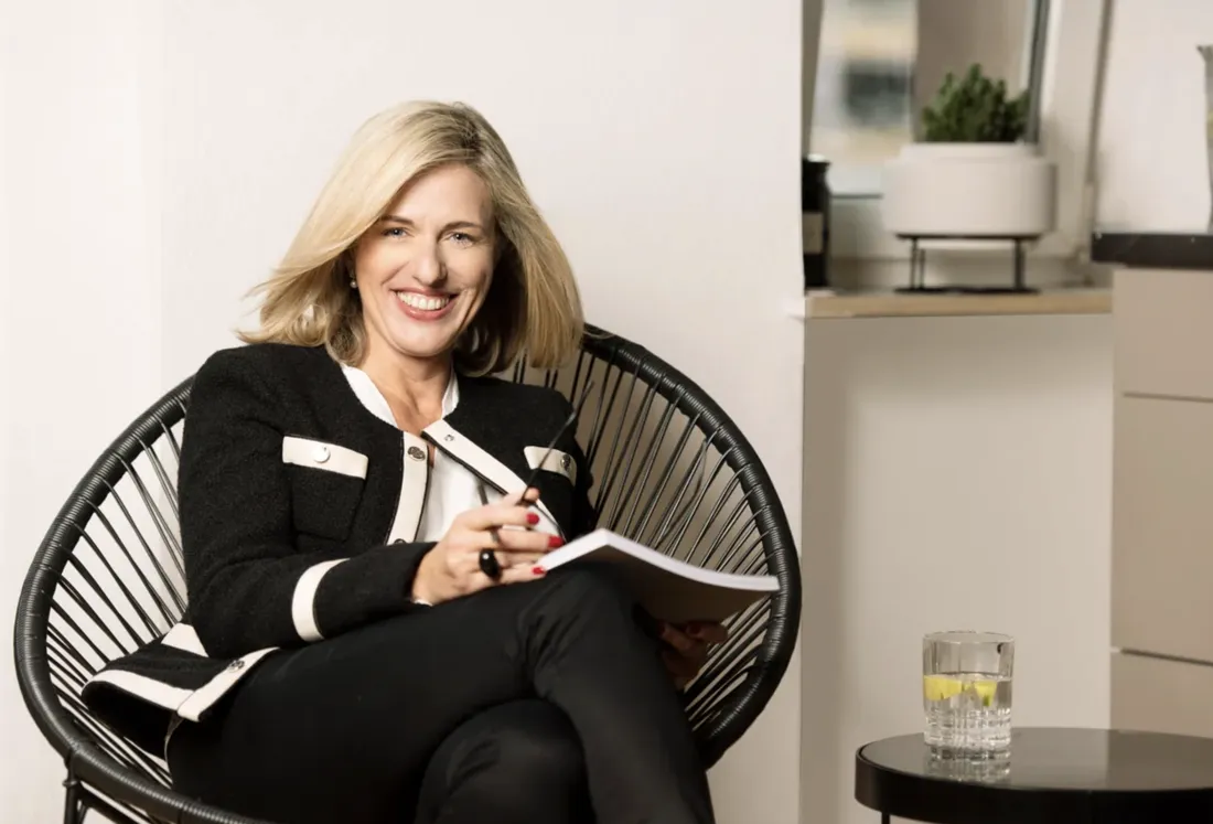 Lifestyle-Business-Porträt einer Immobilienagentur-Inhaberin im Bouclé-Blazer Lifestyle-Business-Porträt einer Immobilienagentur-Inhaberin im Bouclé-Blazer – Image-Beratung und Business-Fotografie Cristina Galler, München