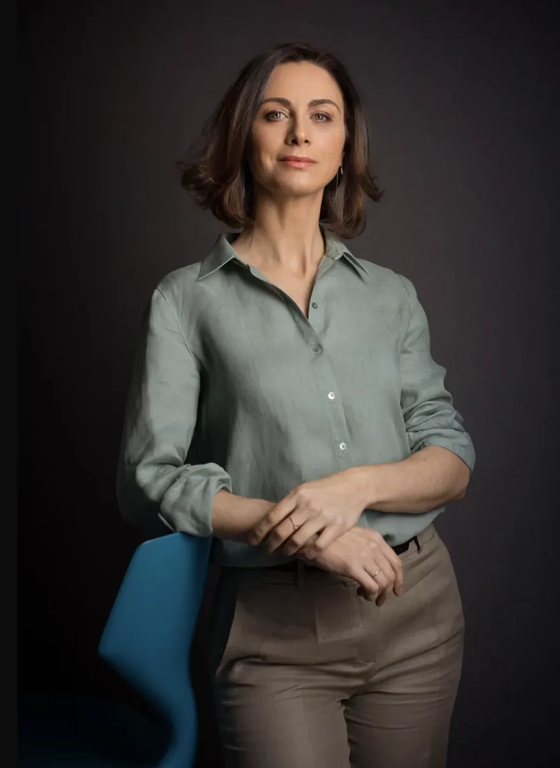 Business-Porträt einer HR-Managerin im salbeigrünen Leinenhemd Business-Porträt einer HR-Managerin im salbeigrünen Leinenhemd – Image-Beratung und Business-Fotografie Cristina Galler, München