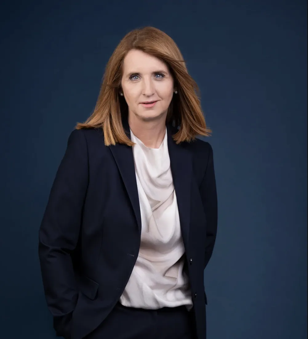 Business-Porträt einer Steuerberaterin im dunkelblauen Blazer vor blauem Hintergrund Business-Porträt einer Steuerberaterin im dunkelblauen Blazer vor blauem Hintergrund – Image-Beratung und Business-Fotografie Cristina Galler, München
