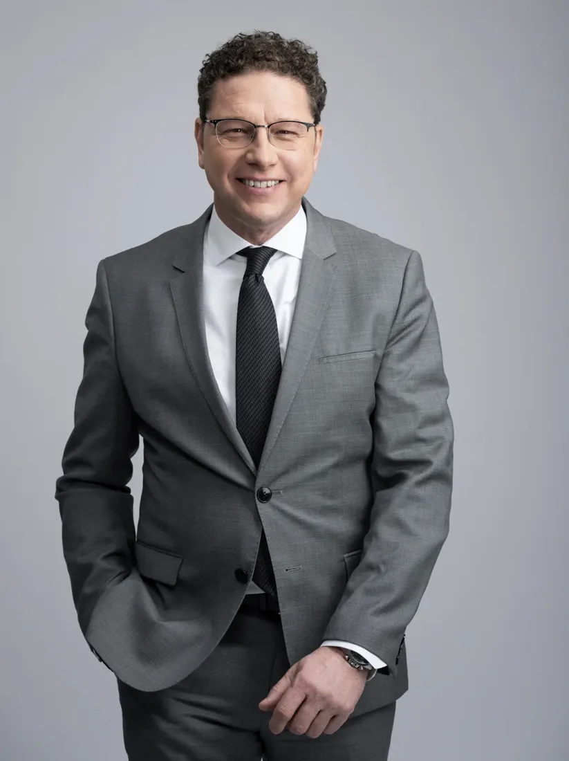 Business-Porträt eines Unternehmensberaters im grauen Anzug Business-Porträt eines Unternehmensberaters im grauen Anzug – Image-Beratung und Business-Fotografie Cristina Galler, München