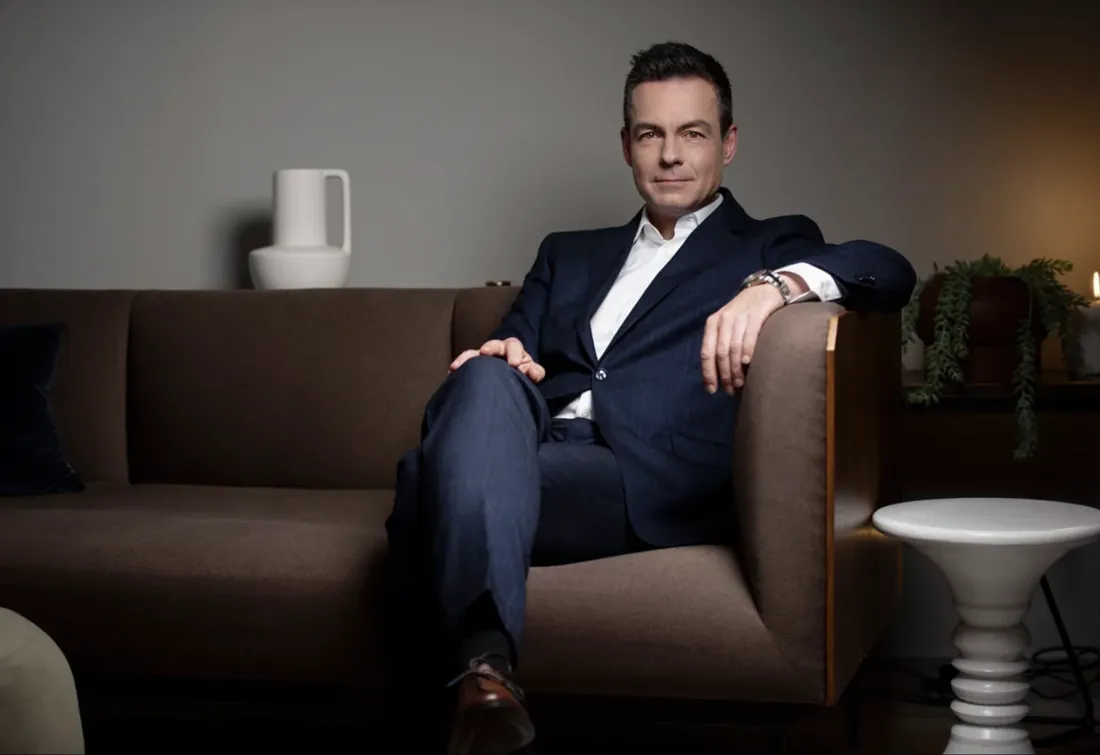 Personal-Branding-Porträt eines Unternehmensberaters und Immobilienmaklers auf braunem Sofa Personal-Branding-Porträt eines Unternehmensberaters und Immobilienmaklers auf braunem Sofa – Image-Beratung und Business-Fotografie Cristina Galler, München