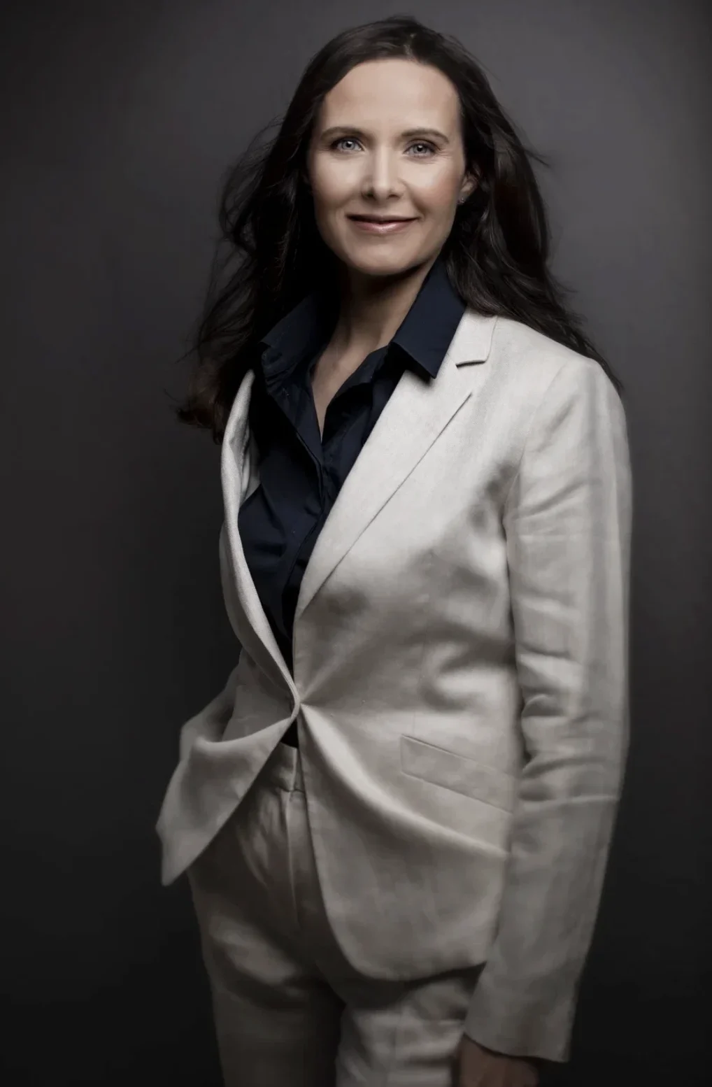 Business-Porträt einer HR-Managerin im hellen Leinenanzug Business-Porträt einer HR-Managerin im hellen Leinenanzug – Image-Beratung und Business-Fotografie Cristina Galler, München