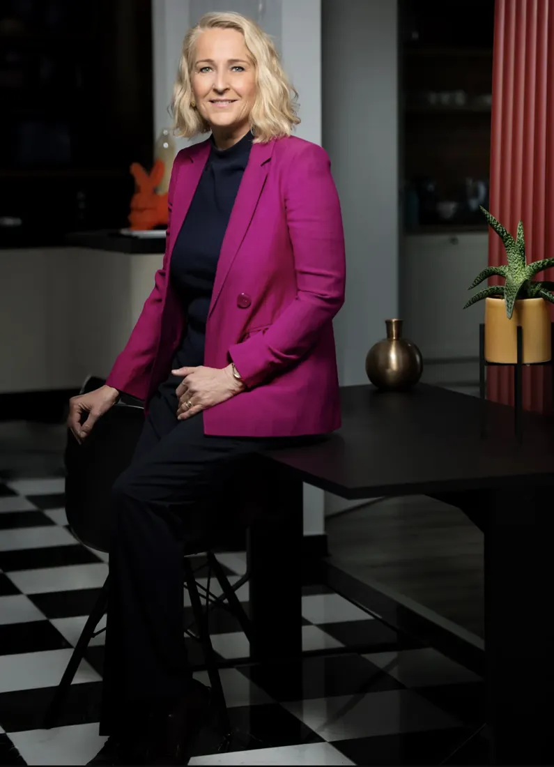 Business-Porträt einer Unternehmerin aus der Kosmetikbranche im magentafarbenen Blazer Business-Porträt einer Unternehmerin aus der Kosmetikbranche im magentafarbenen Blazer – Image-Beratung und Business-Fotografie Cristina Galler, München