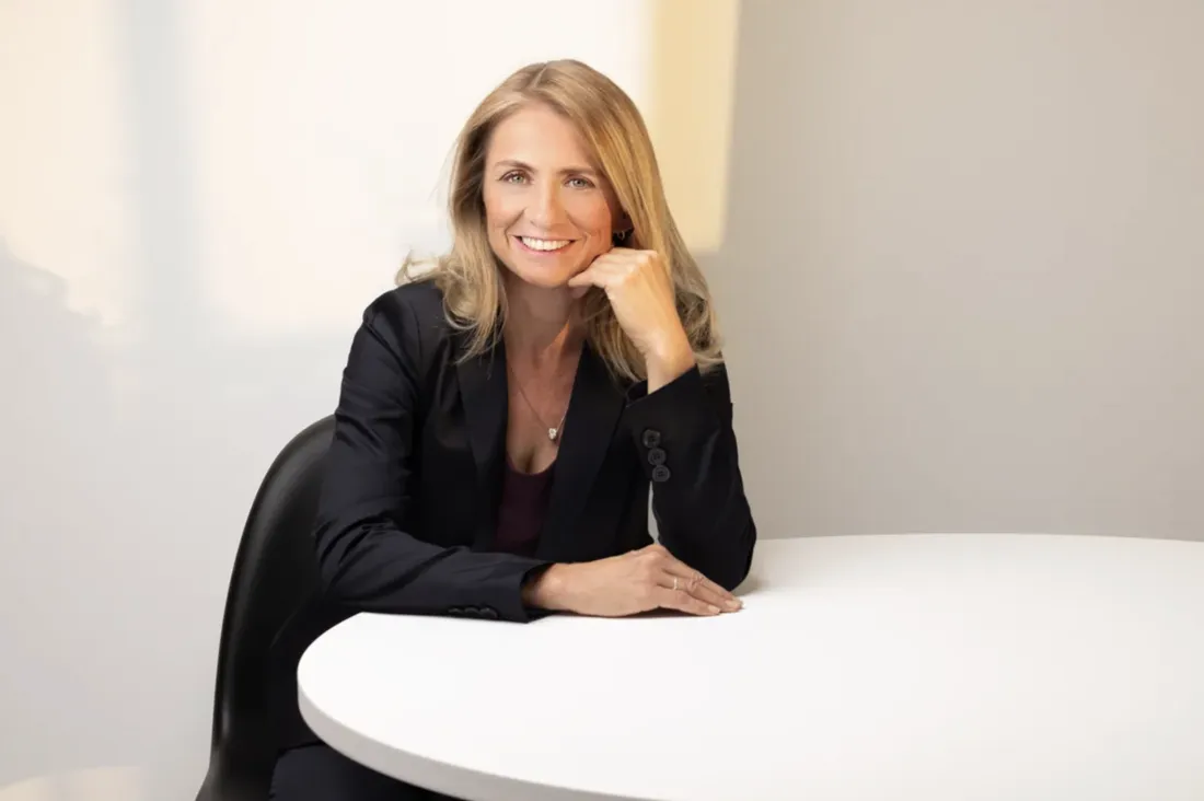 Business-Porträt einer Managerin aus der Pharma-Industrie am runden Tisch Business-Porträt einer Managerin aus der Pharma-Industrie am runden Tisch – Image-Beratung und Business-Fotografie Cristina Galler, München