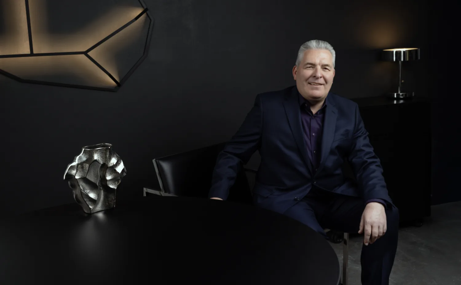 CEO im dunkelblauen Anzug – Business-Porträt nach Stilberatung, München CEO im dunkelblauen Anzug – Business-Porträt nach Stilberatung, München