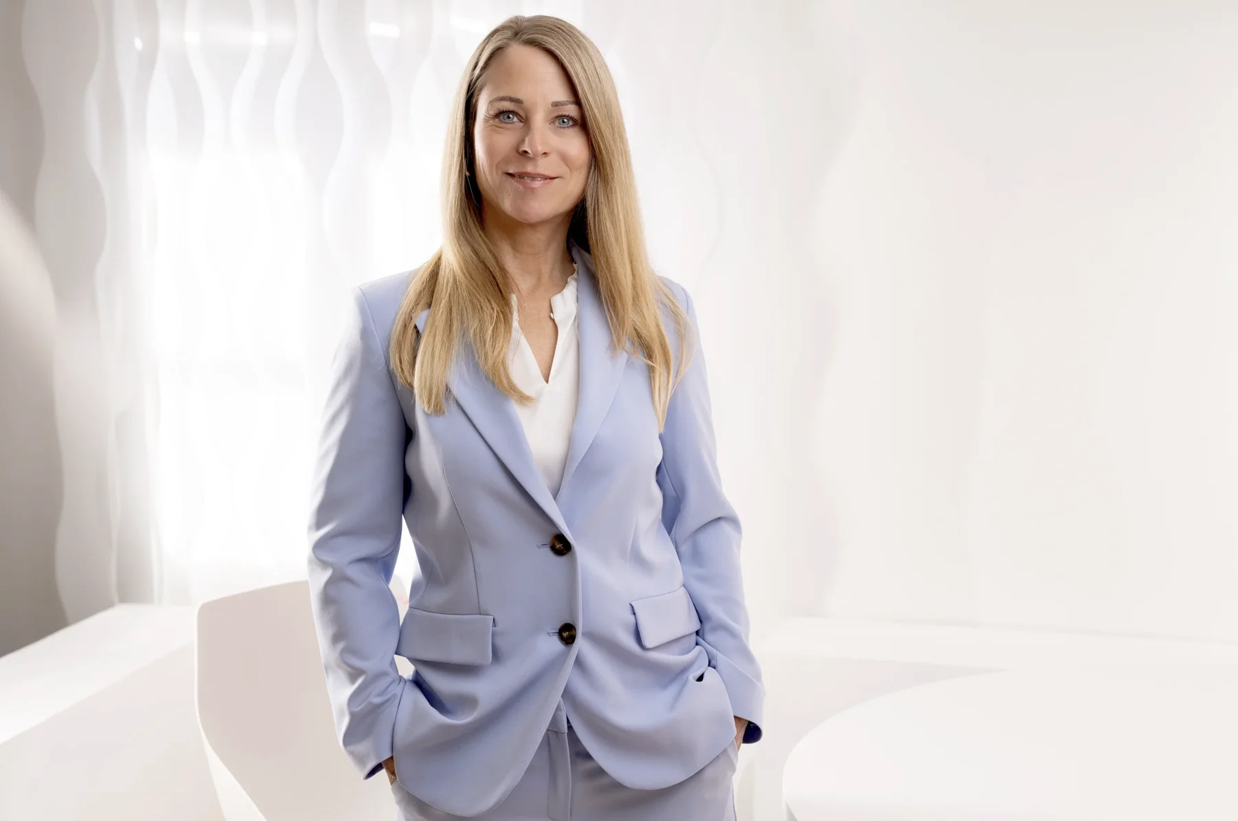 Team-Fotografie für Unternehmen: Mitarbeiterin im hellblauen Hosenanzug – einheitlicher Look Team-Porträt: Mitarbeiterin im hellblauen Hosenanzug – einheitliche Bildsprache, Business-Fotografie Cristina Galler