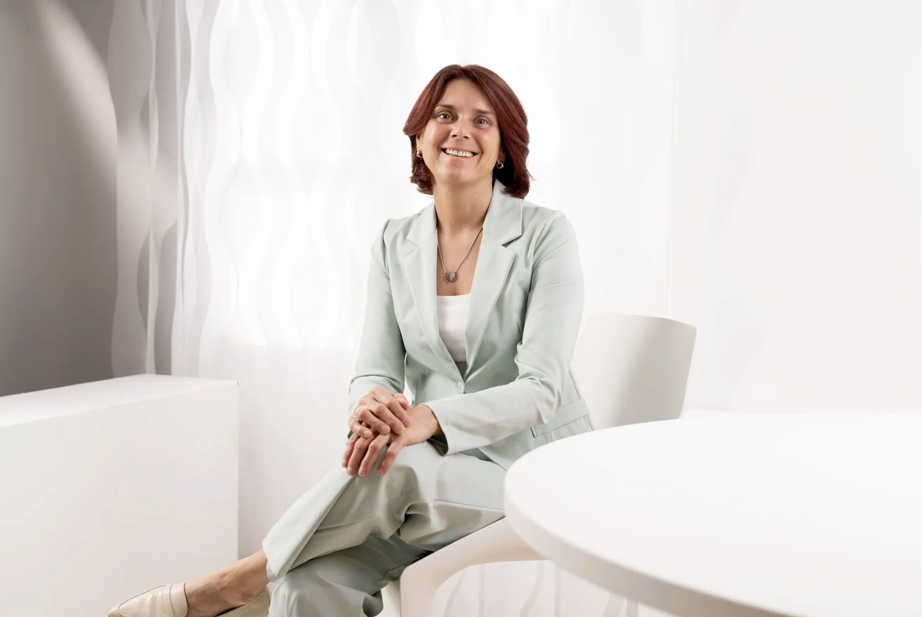 Team-Fotografie für Unternehmen: Mitarbeiterin im mintfarbenen Anzug – einheitlicher Look Team-Porträt: Mitarbeiterin im mintfarbenen Anzug – einheitliche Bildsprache, Business-Fotografie Cristina Galler