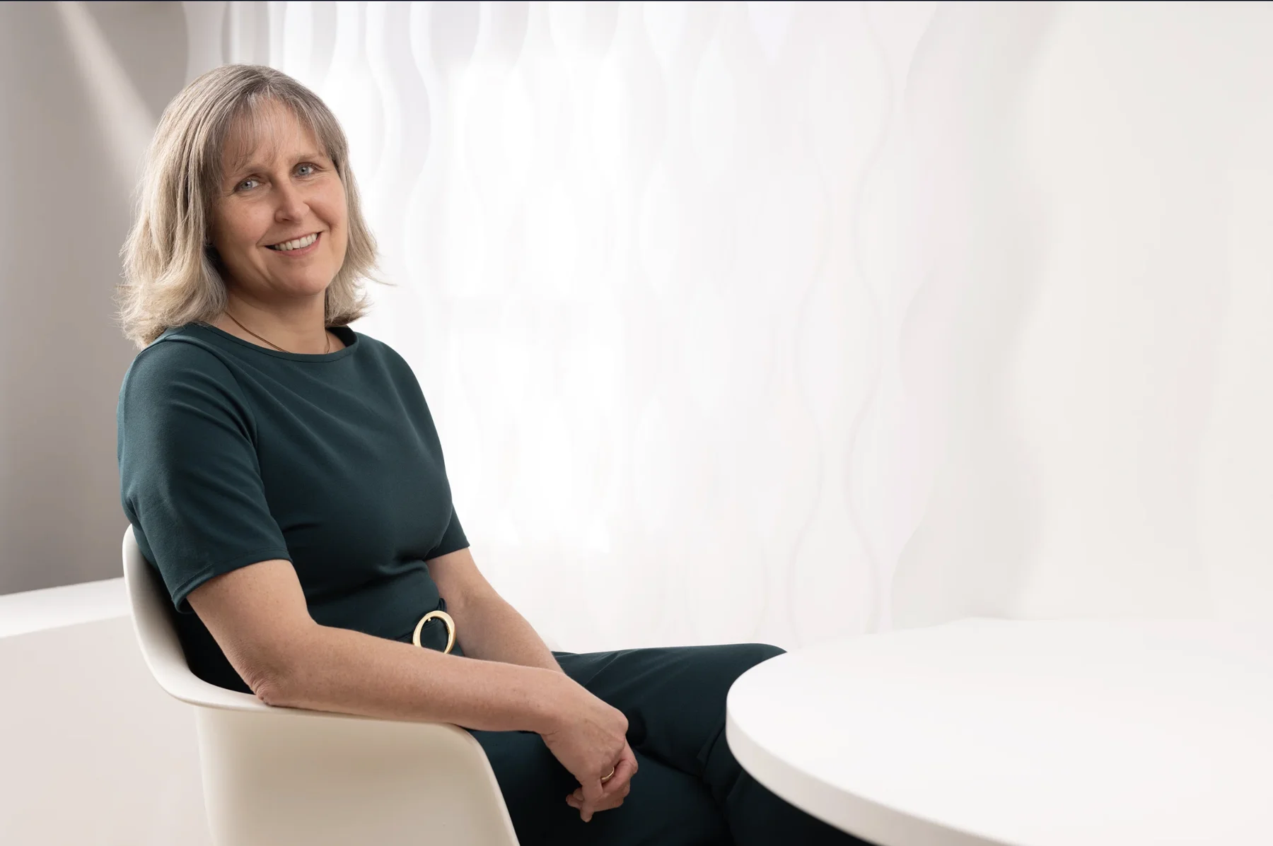 Team-Fotografie für Unternehmen: Mitarbeiterin im petrolfarbenen Kleid – einheitlicher Look Team-Porträt: Mitarbeiterin im petrolfarbenen Kleid – einheitliche Bildsprache, Business-Fotografie Cristina Galler