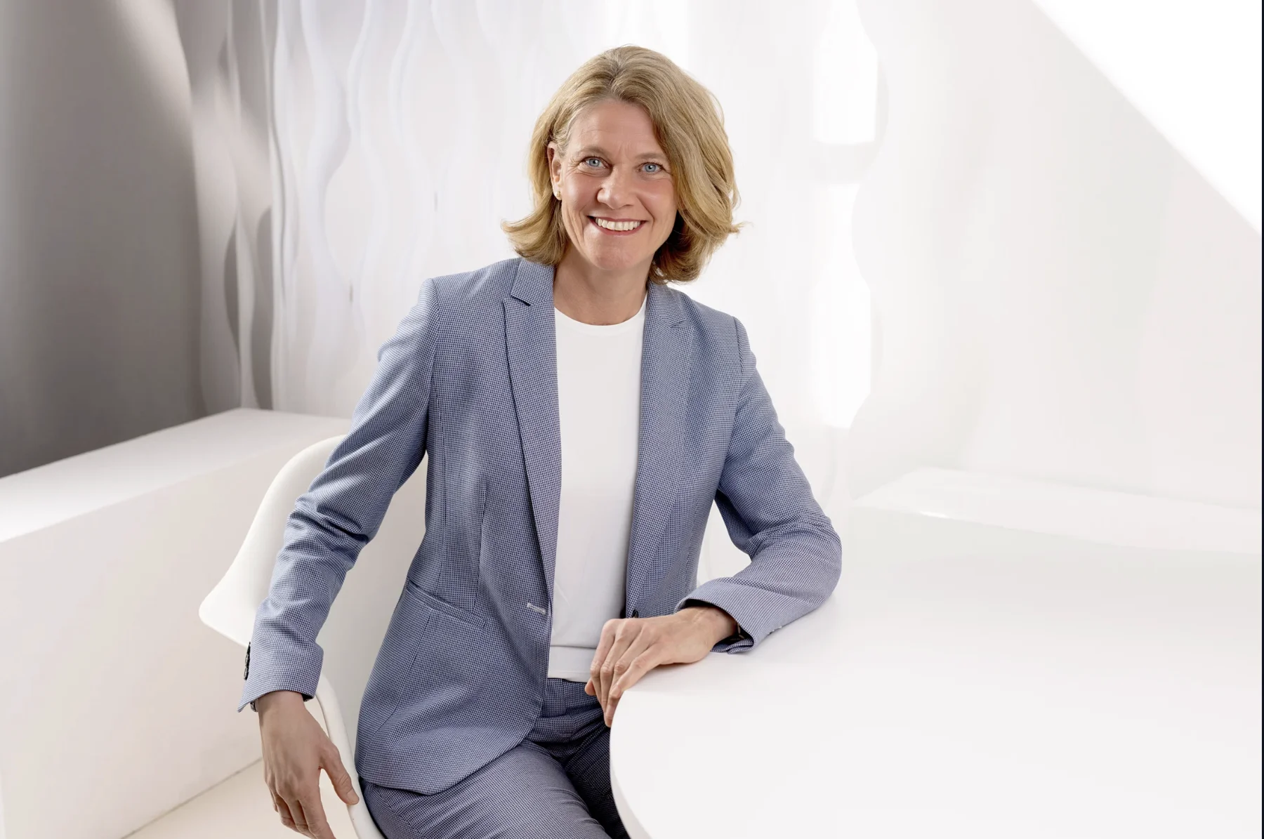 Team-Fotografie für Unternehmen: Mitarbeiterin im blauen Hahnentritt-Blazer – einheitlicher Look Team-Porträt: Mitarbeiterin im blauen Hahnentritt-Blazer – einheitliche Bildsprache, Business-Fotografie Cristina Galler